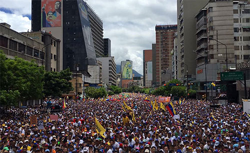 manifestación de apoyo a Maduro Maduro asegura que tomaría las armas para defender la paz de Venezuela